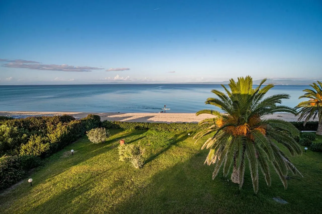 Glaros Beachfront Apartment In Hanioti